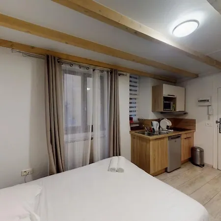 Apartment Le Veyrier - Small For 2 People In The Heart Of The Old Town *